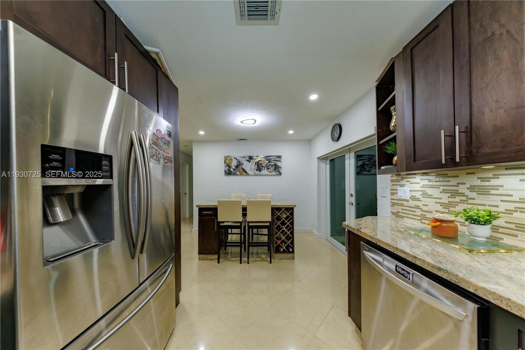 На продажу: $699,999 (4 спален, 4 ванн, 1824 Квадратных фут)