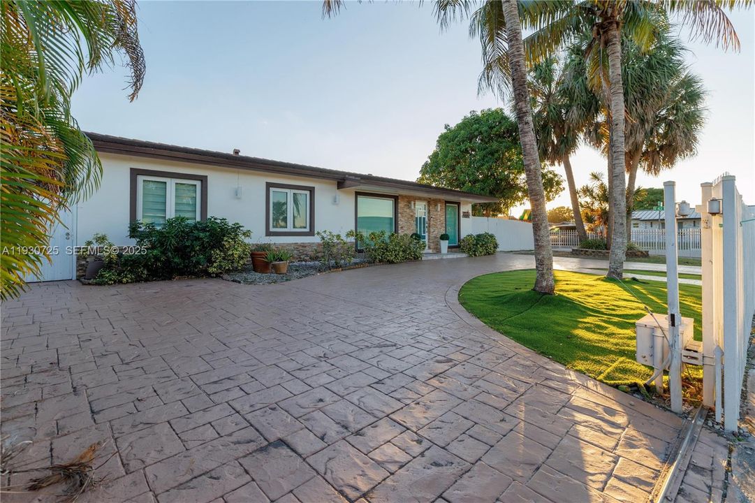 На продажу: $699,999 (4 спален, 4 ванн, 1824 Квадратных фут)