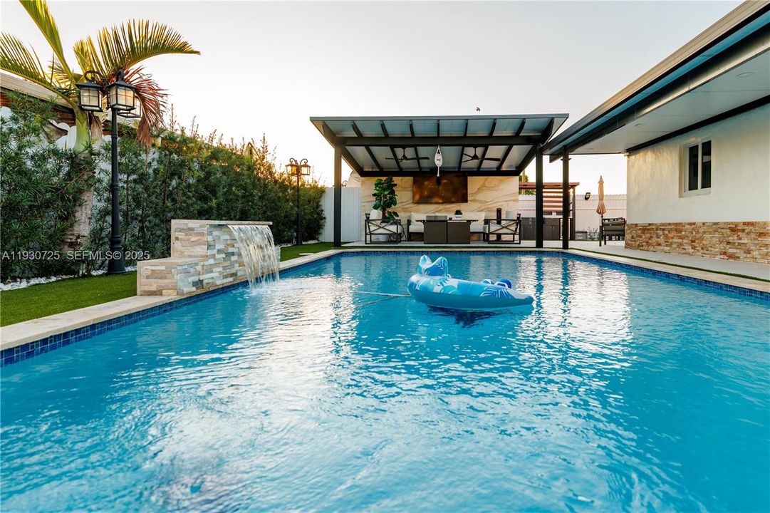 На продажу: $699,999 (4 спален, 4 ванн, 1824 Квадратных фут)