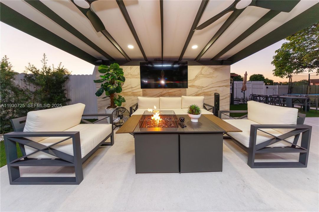 На продажу: $699,999 (4 спален, 4 ванн, 1824 Квадратных фут)