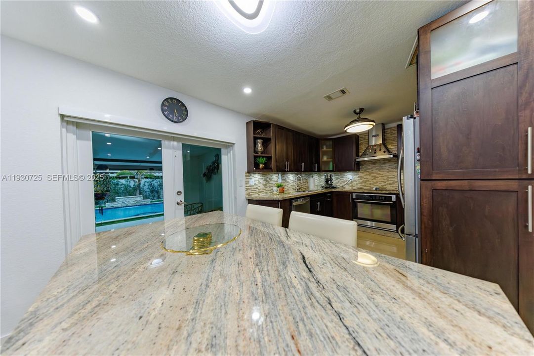 На продажу: $699,999 (4 спален, 4 ванн, 1824 Квадратных фут)