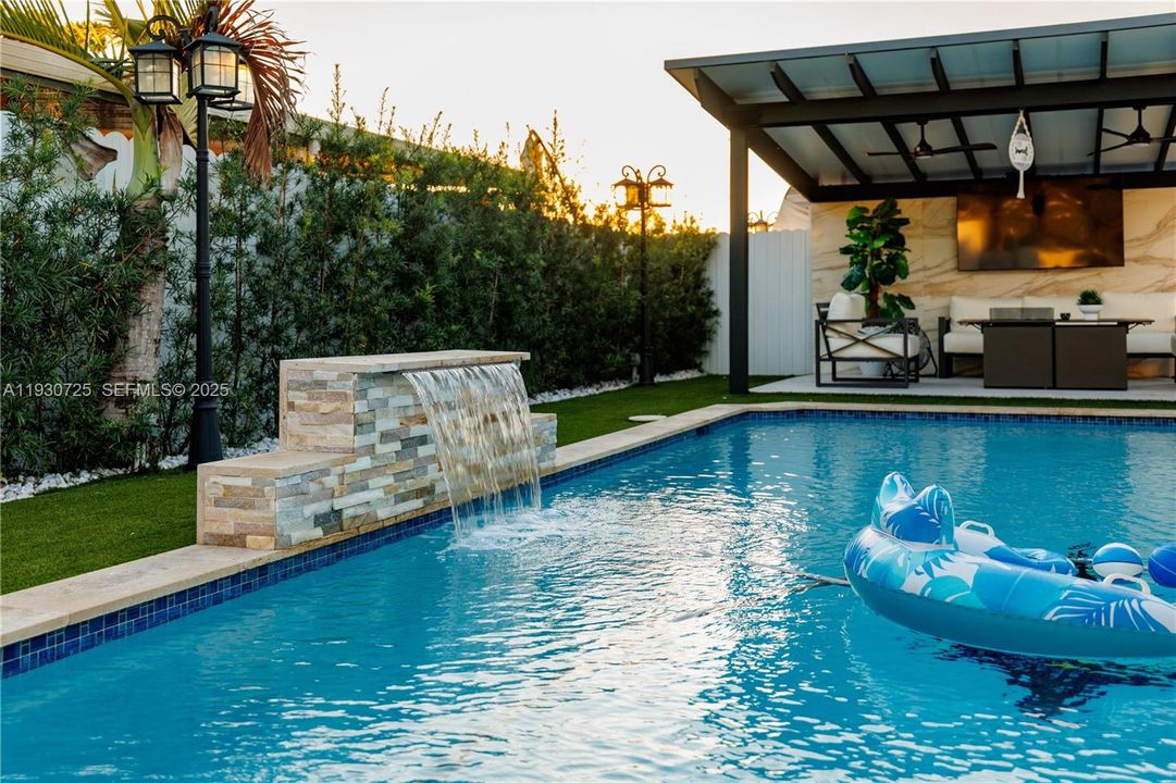 На продажу: $699,999 (4 спален, 4 ванн, 1824 Квадратных фут)