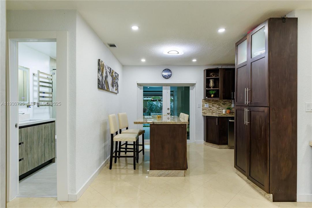 На продажу: $699,999 (4 спален, 4 ванн, 1824 Квадратных фут)