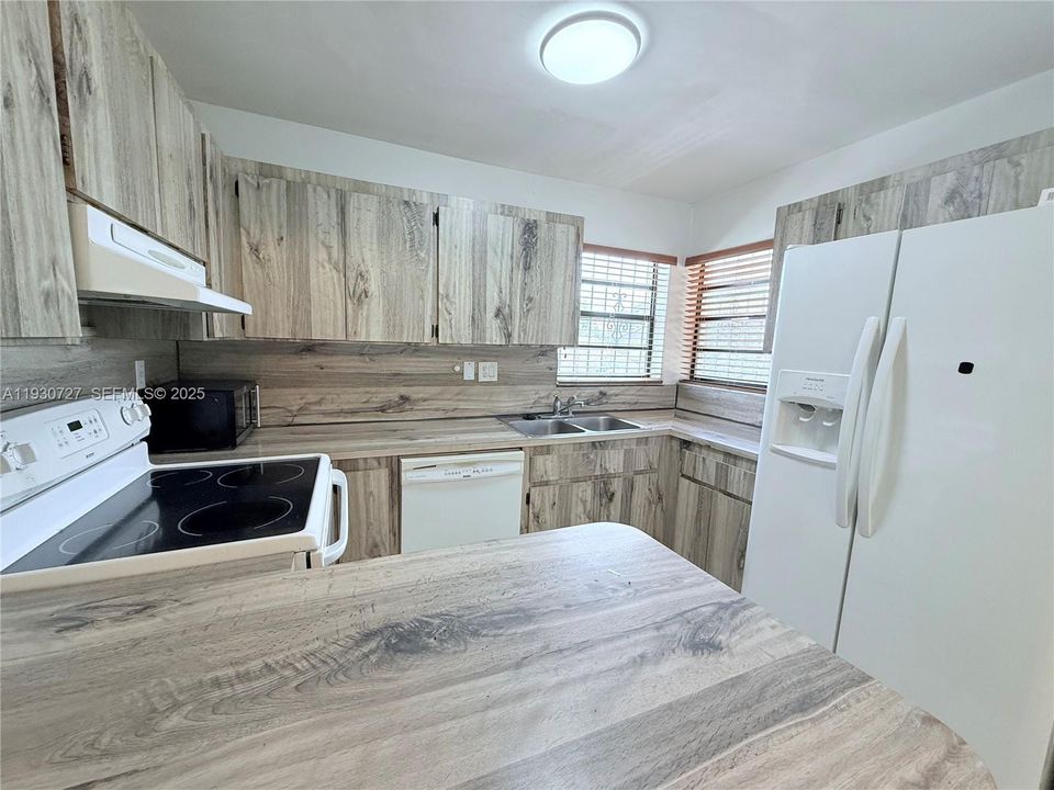 For Rent: $2,500 (2 beds, 2 baths, 924 Square Feet)