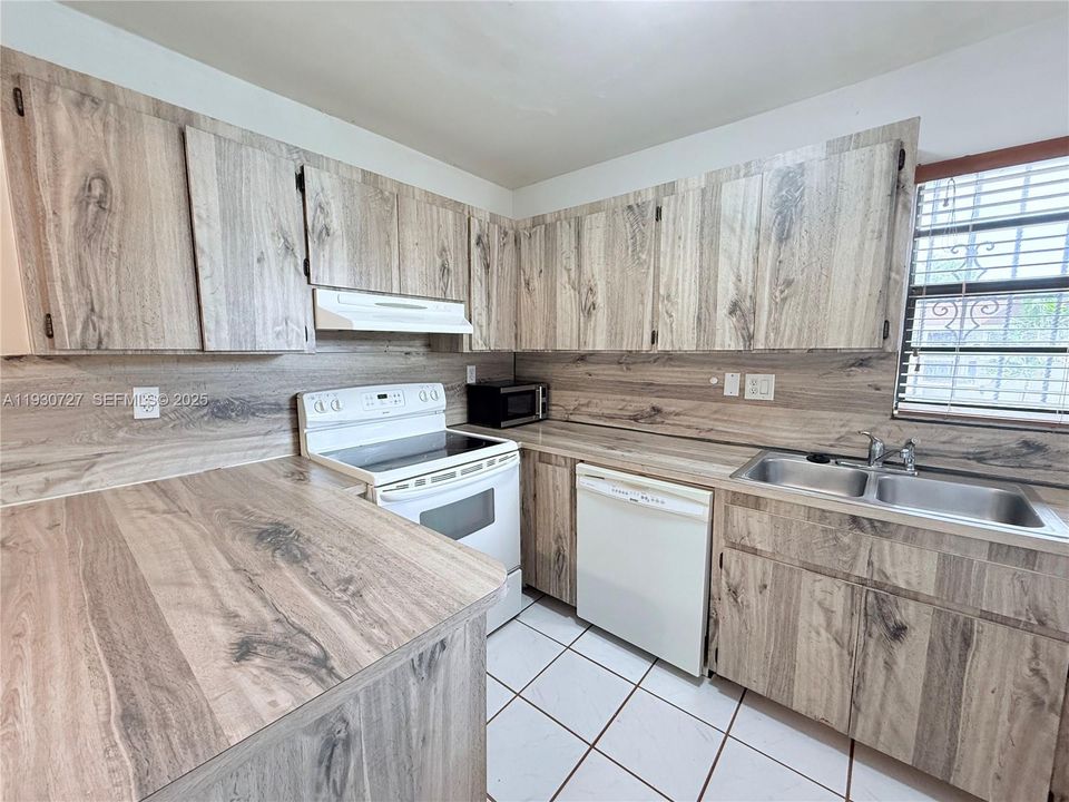 For Rent: $2,500 (2 beds, 2 baths, 924 Square Feet)