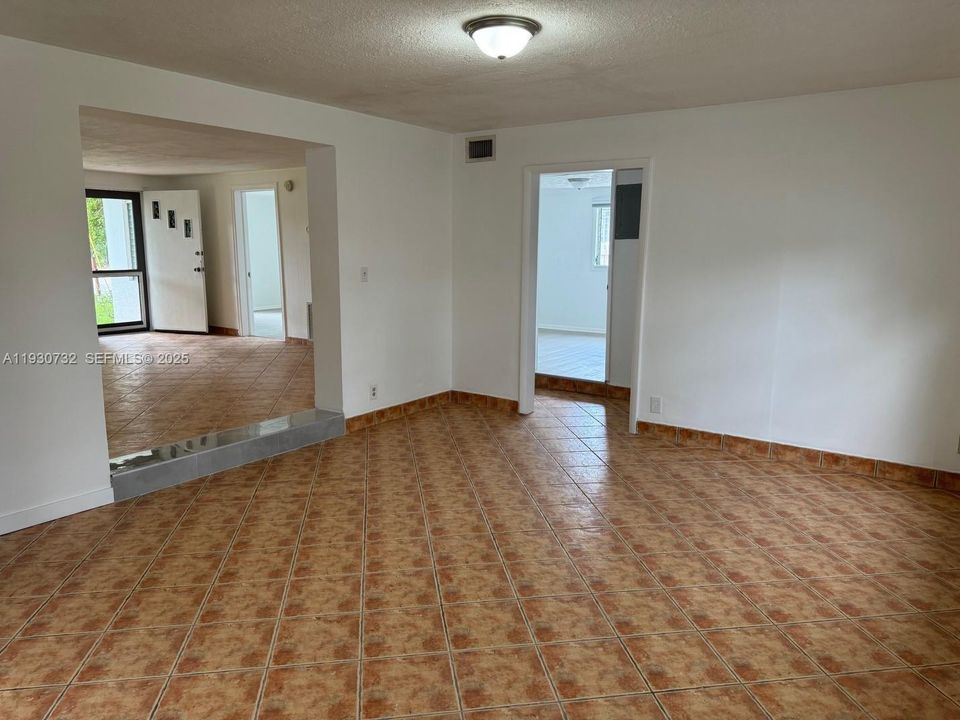 For Rent: $2,750 (2 beds, 1 baths, 1248 Square Feet)