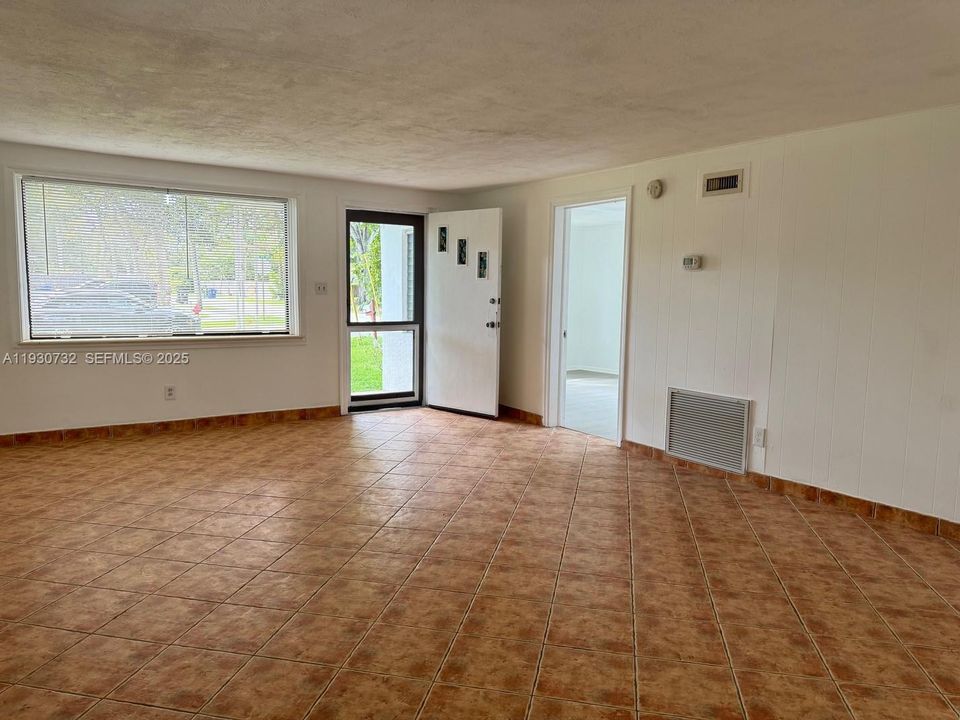 For Rent: $2,750 (2 beds, 1 baths, 1248 Square Feet)