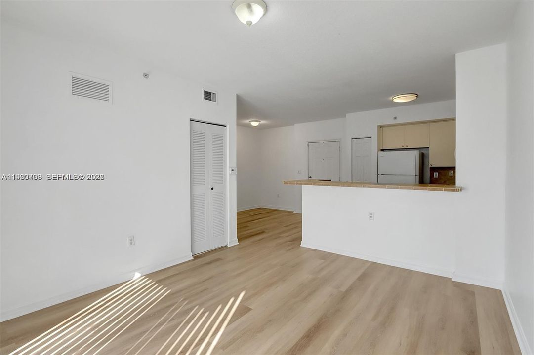 出租: $2,100 (2 贝兹, 2 浴室, 809 平方英尺)