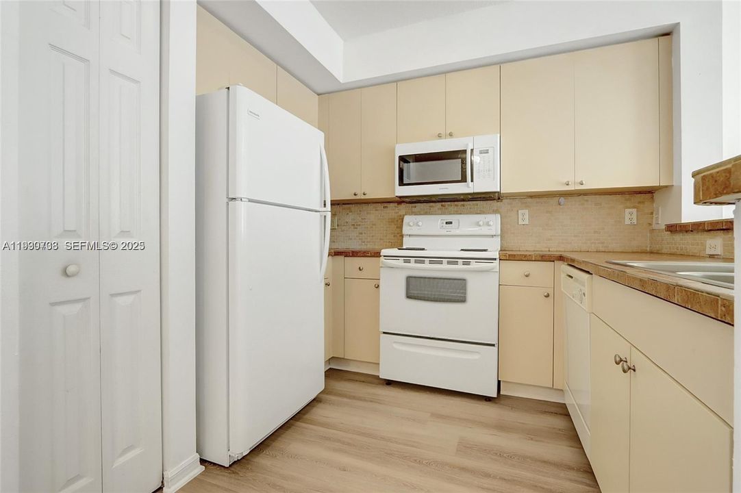 出租: $2,100 (2 贝兹, 2 浴室, 809 平方英尺)