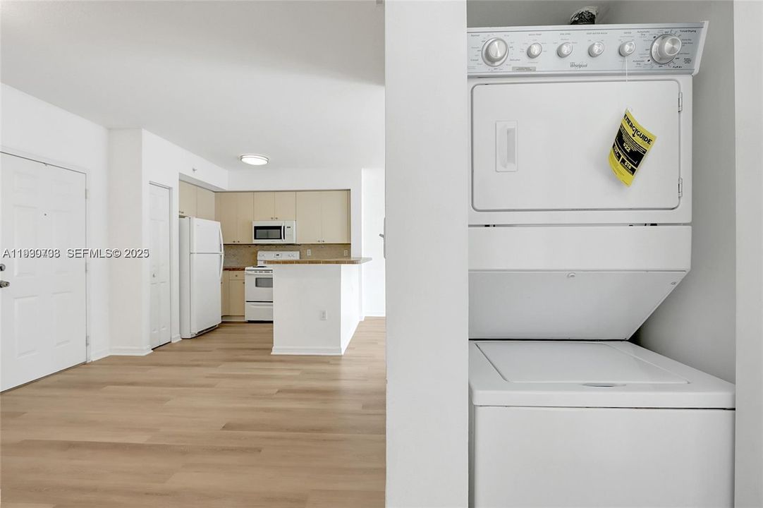 出租: $2,100 (2 贝兹, 2 浴室, 809 平方英尺)