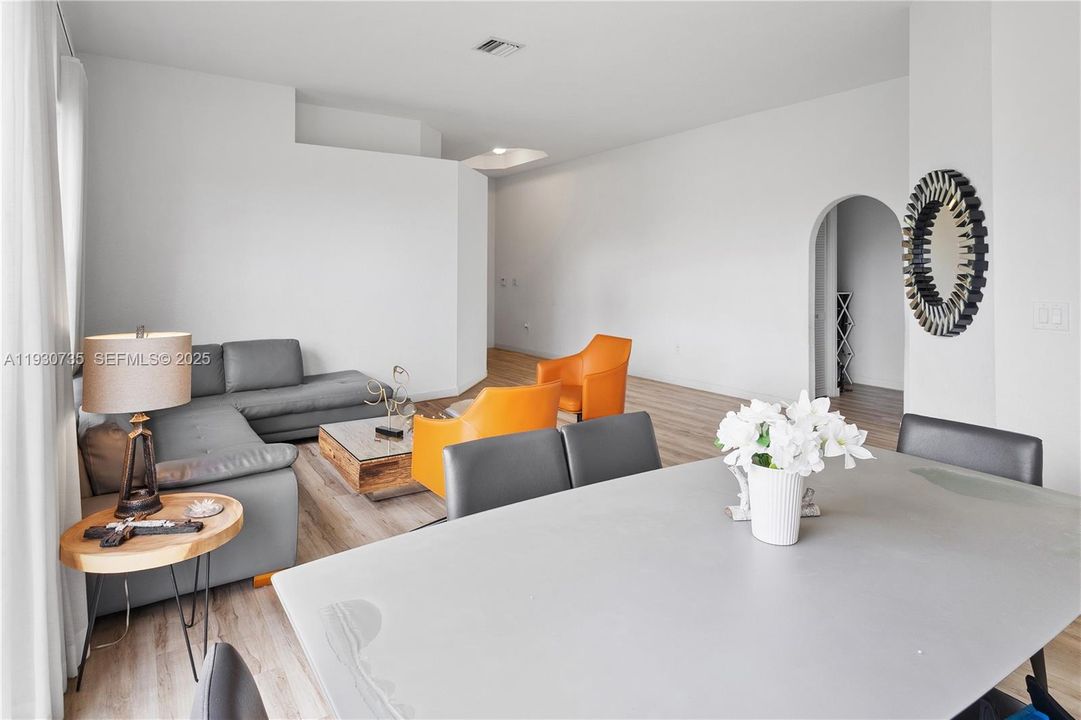 待售: $925,000 (4 贝兹, 2 浴室, 2178 平方英尺)