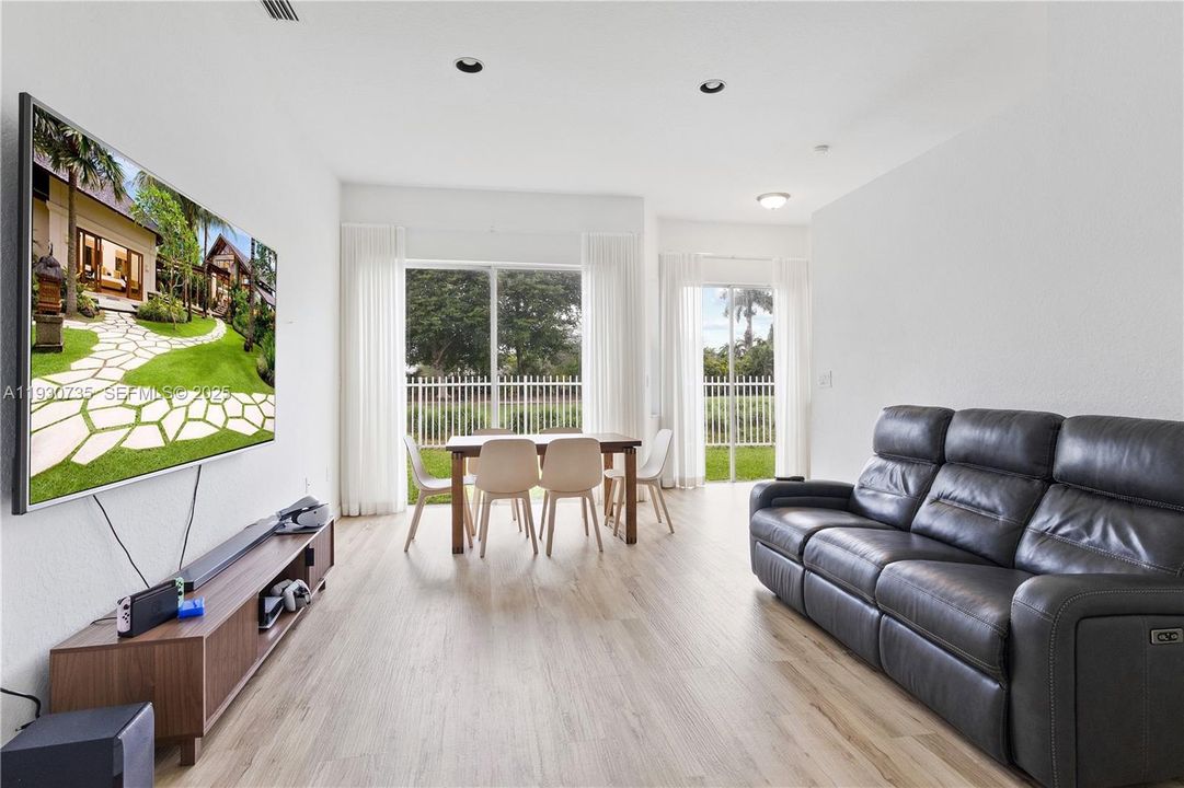 待售: $925,000 (4 贝兹, 2 浴室, 2178 平方英尺)