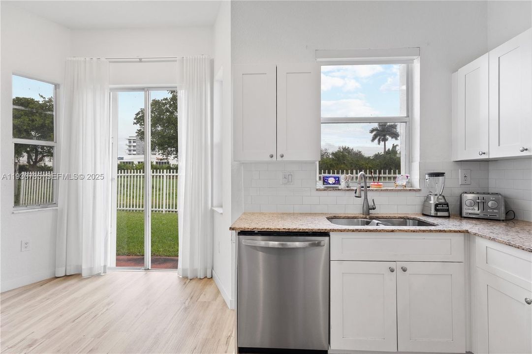 待售: $925,000 (4 贝兹, 2 浴室, 2178 平方英尺)