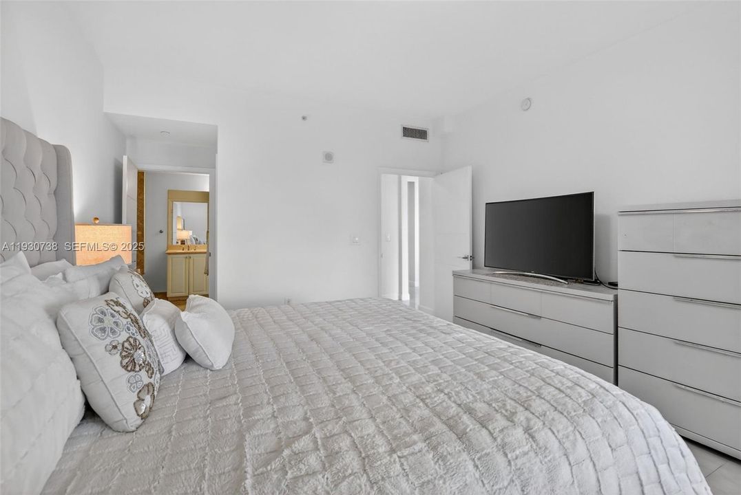 For Sale: $679,000 (2 beds, 3 baths, 1650 Square Feet)