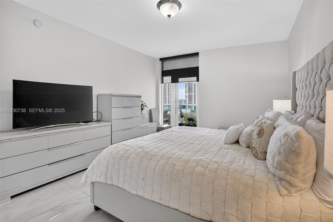 For Sale: $679,000 (2 beds, 3 baths, 1650 Square Feet)