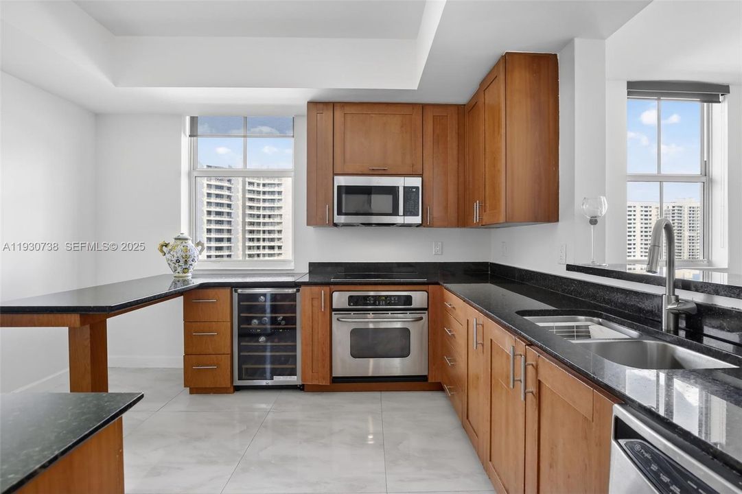 For Sale: $679,000 (2 beds, 3 baths, 1650 Square Feet)