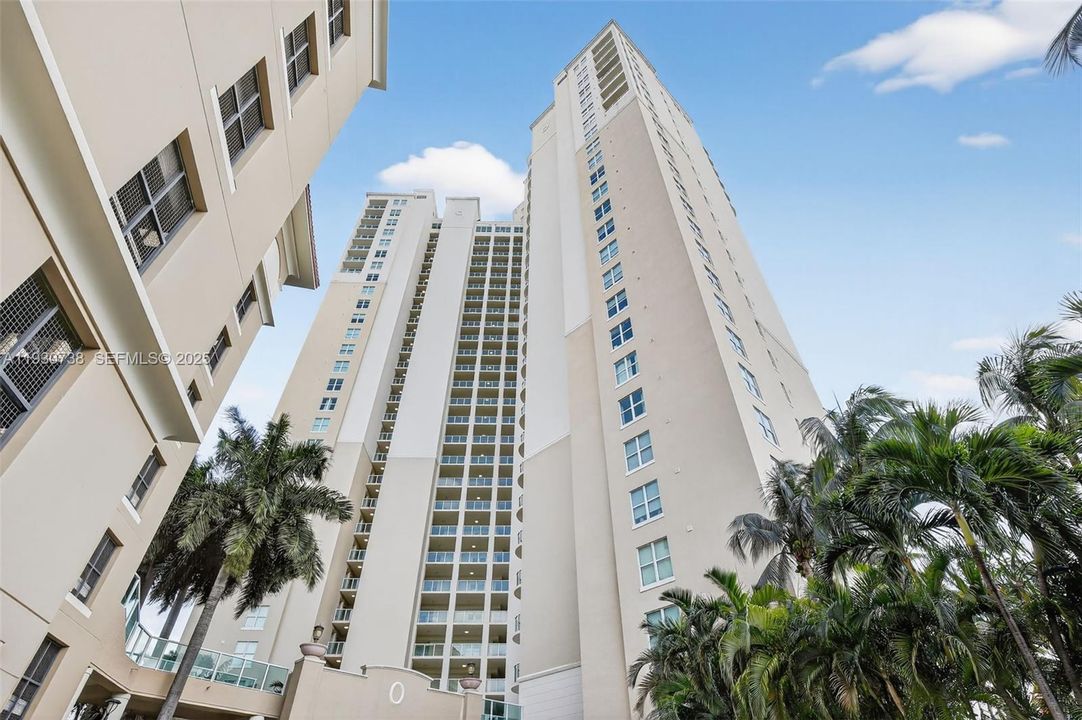 For Sale: $679,000 (2 beds, 3 baths, 1650 Square Feet)