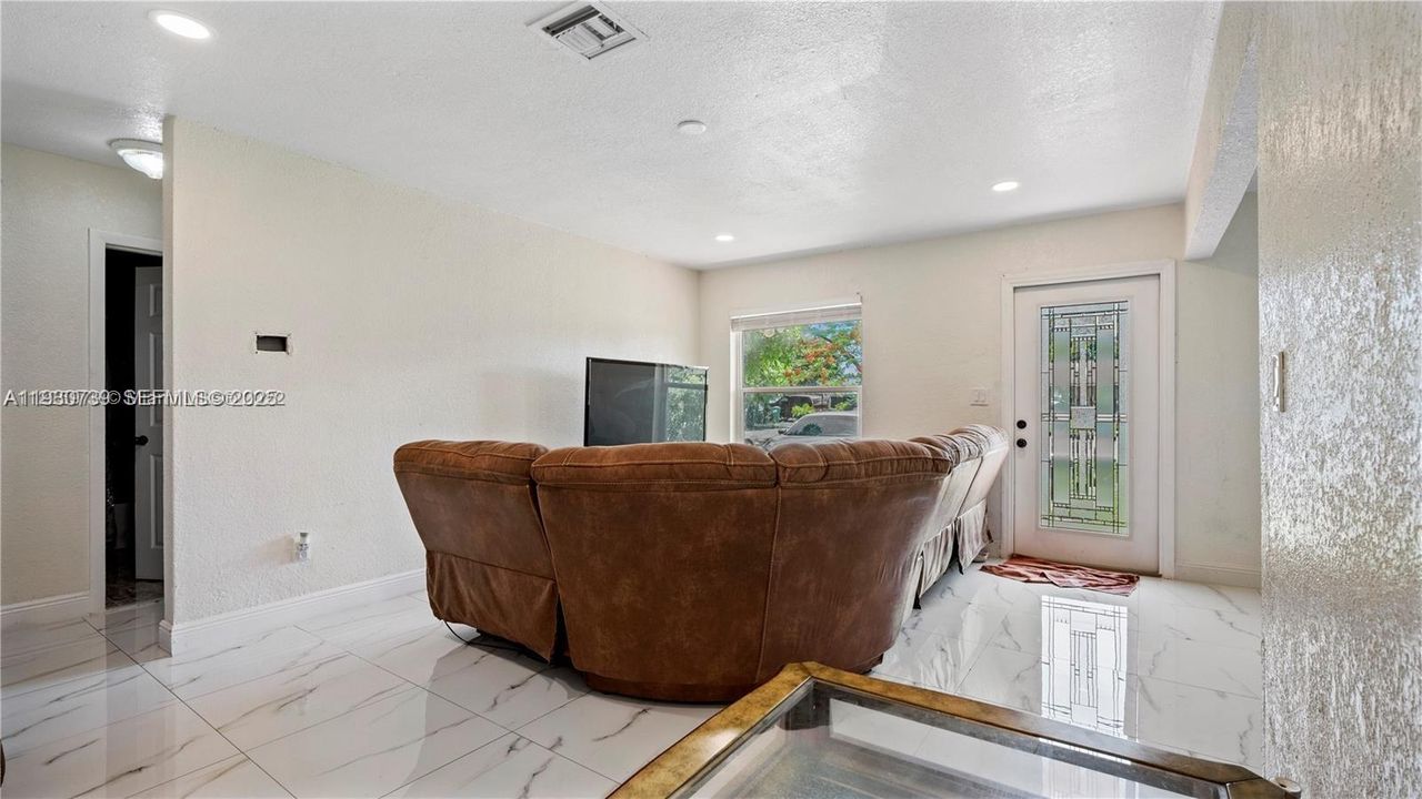 For Sale: $399,000 (3 beds, 2 baths, 1019 Square Feet)