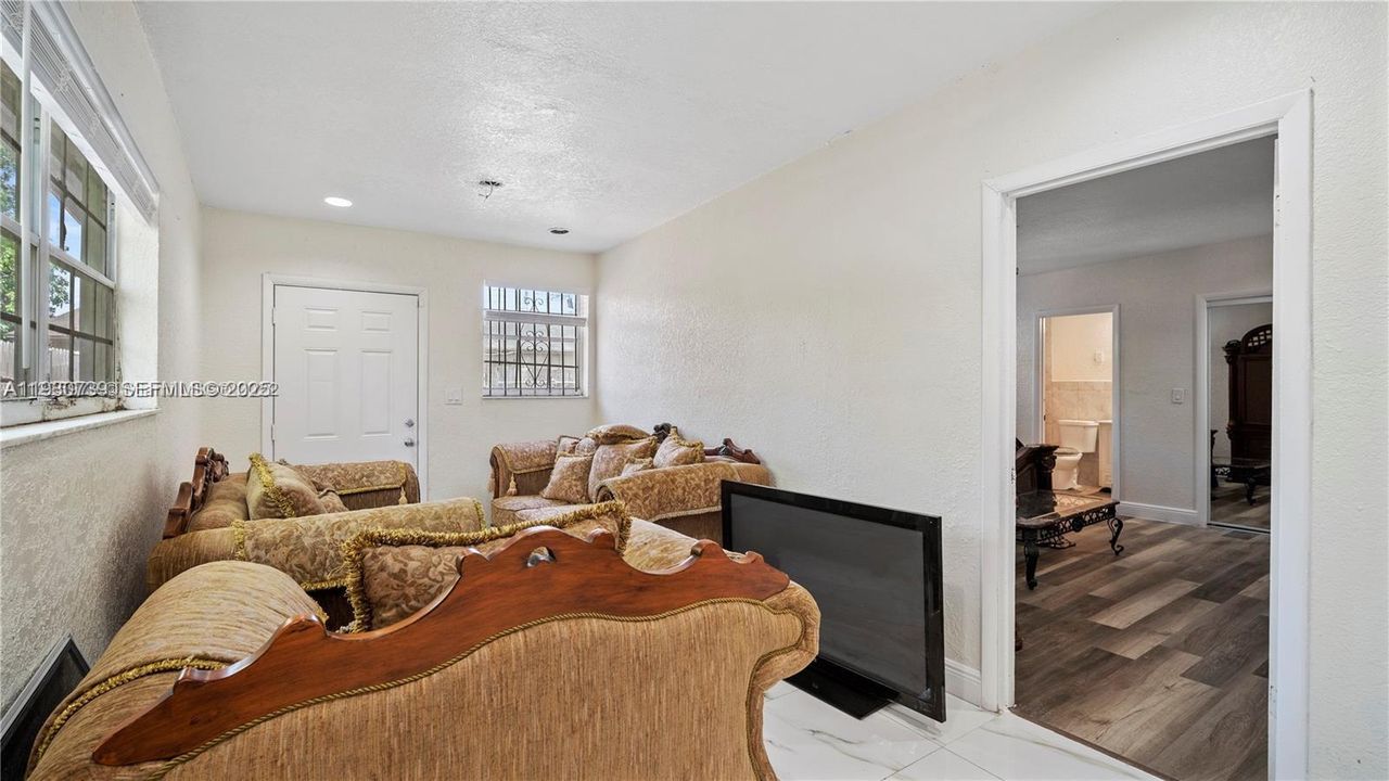 For Sale: $399,000 (3 beds, 2 baths, 1019 Square Feet)