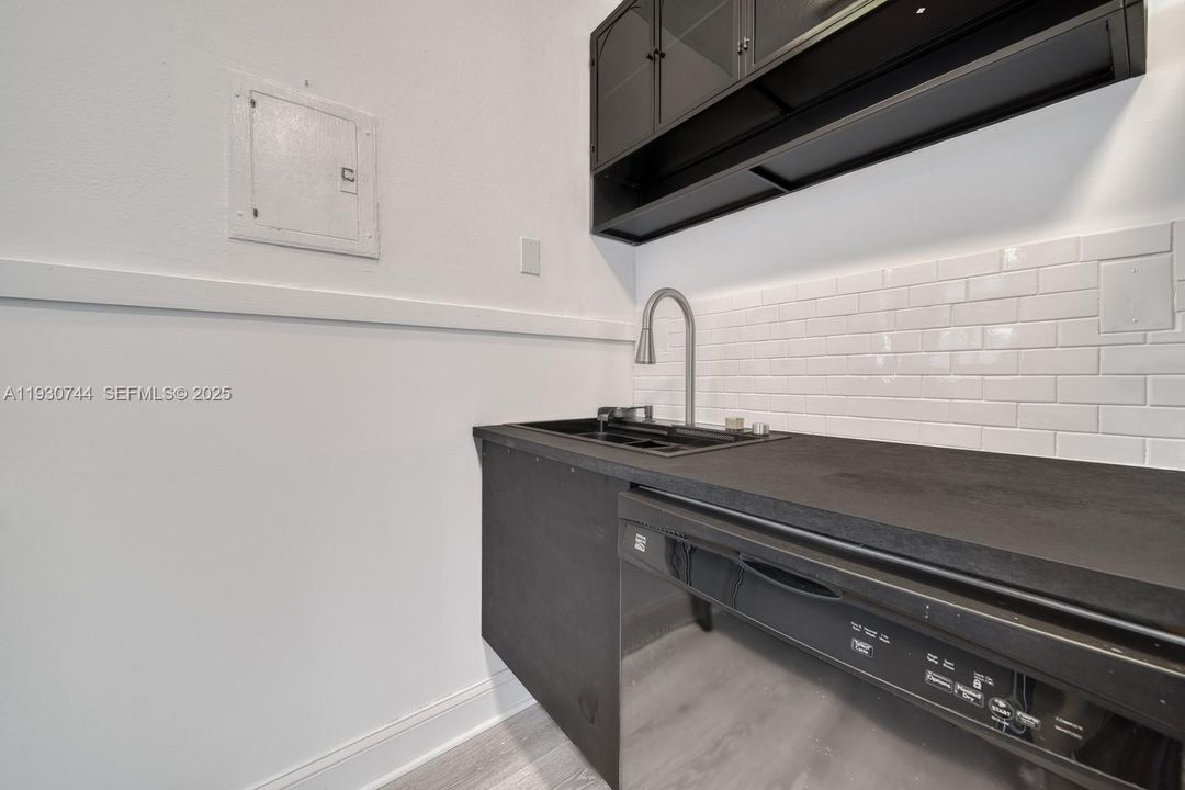 For Rent: $1,900 (1 beds, 1 baths, 481 Square Feet)