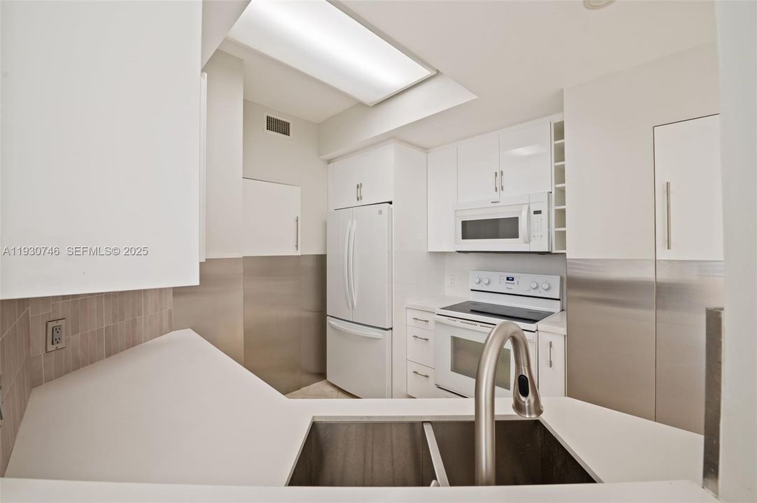 出租: $3,100 (1 贝兹, 1 浴室, 780 平方英尺)