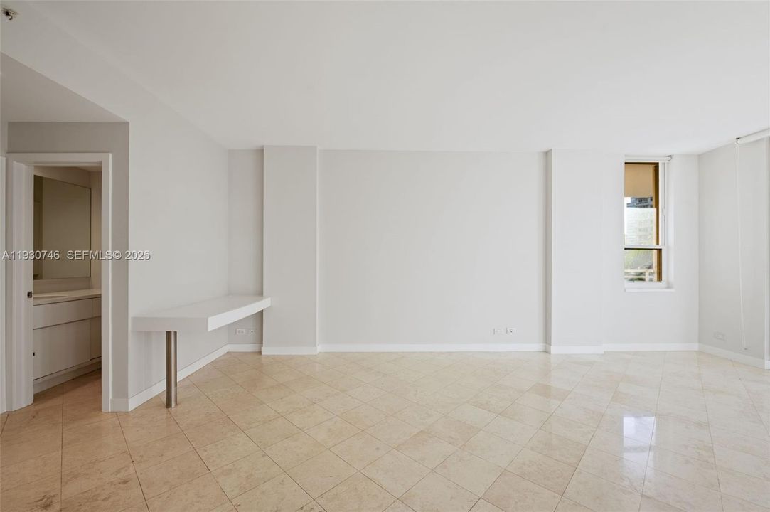 出租: $3,100 (1 贝兹, 1 浴室, 780 平方英尺)