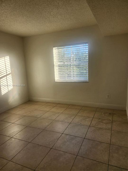 For Sale: $295,500 (2 beds, 2 baths, 980 Square Feet)