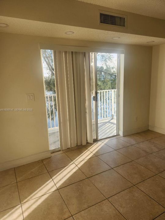 For Sale: $295,500 (2 beds, 2 baths, 980 Square Feet)