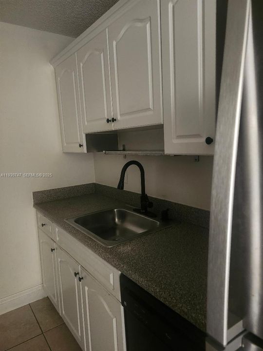 For Sale: $295,500 (2 beds, 2 baths, 980 Square Feet)