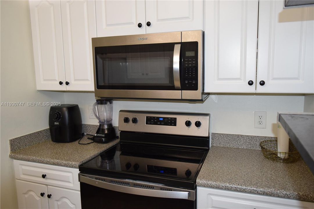 For Sale: $295,500 (2 beds, 2 baths, 980 Square Feet)