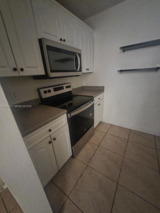For Sale: $295,500 (2 beds, 2 baths, 980 Square Feet)