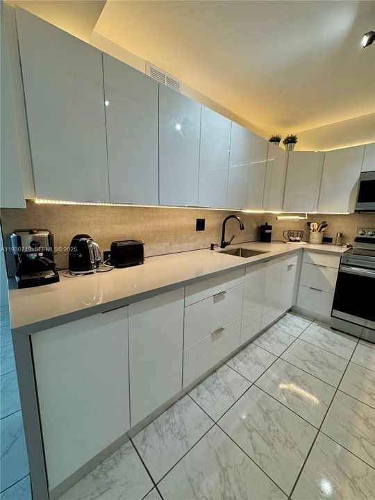 待售: $305,000 (1 贝兹, 1 浴室, 762 平方英尺)