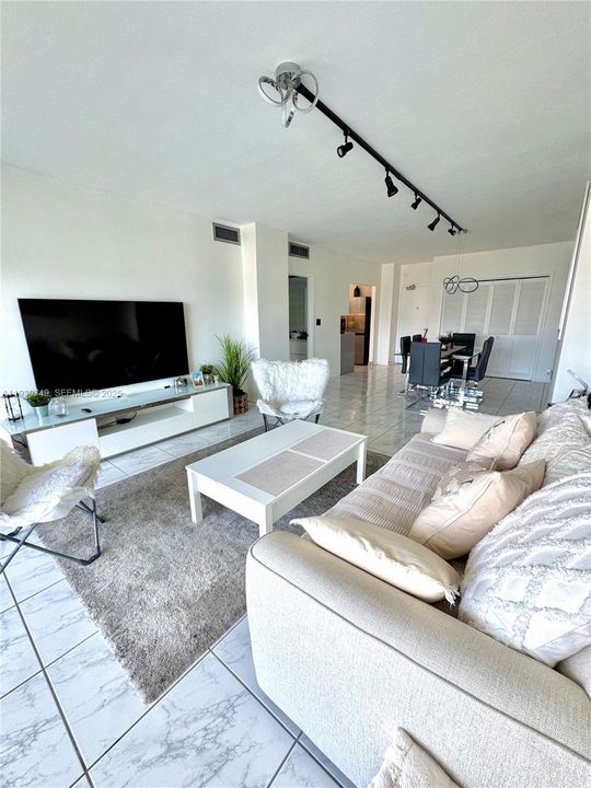 待售: $305,000 (1 贝兹, 1 浴室, 762 平方英尺)