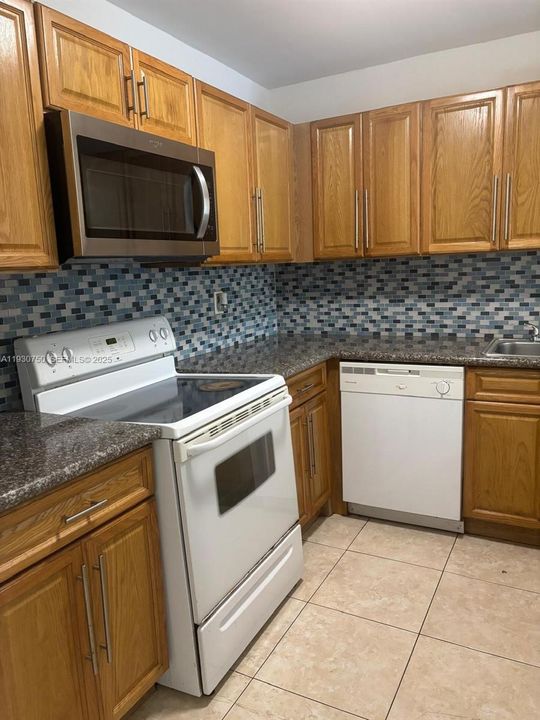For Rent: $1,750 (1 beds, 1 baths, 870 Square Feet)