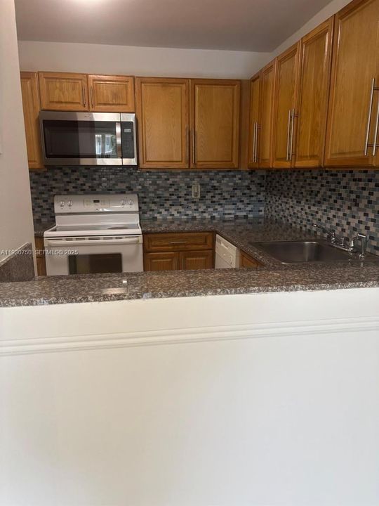 For Rent: $1,750 (1 beds, 1 baths, 870 Square Feet)