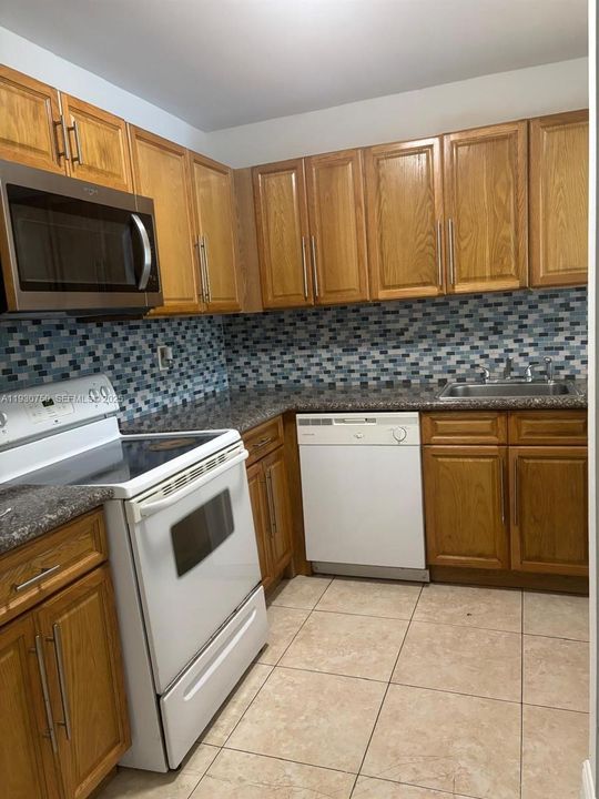 For Rent: $1,750 (1 beds, 1 baths, 870 Square Feet)