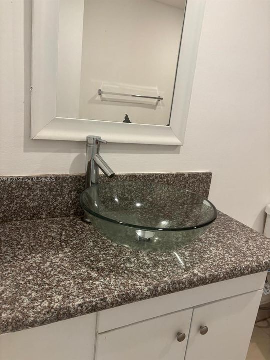 For Rent: $1,750 (1 beds, 1 baths, 870 Square Feet)