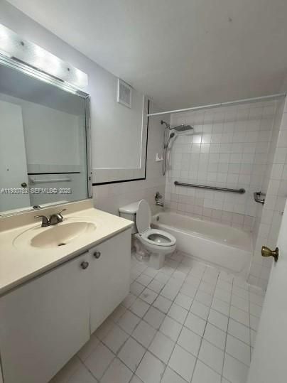 В аренду: $2,100 (2 спален, 1 ванн, 868 Квадратных фут)