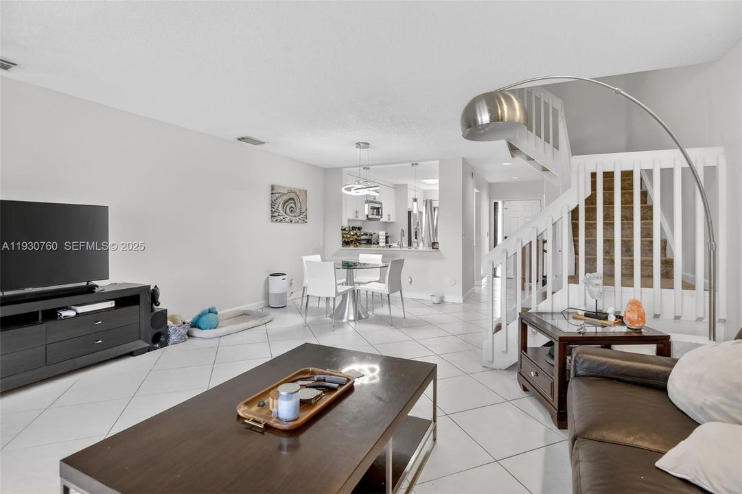 待售: $363,500 (2 贝兹, 2 浴室, 1270 平方英尺)