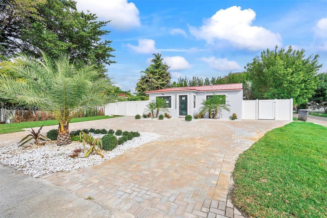 For Rent: $3,500 (2 beds, 1 baths, 932 Square Feet)