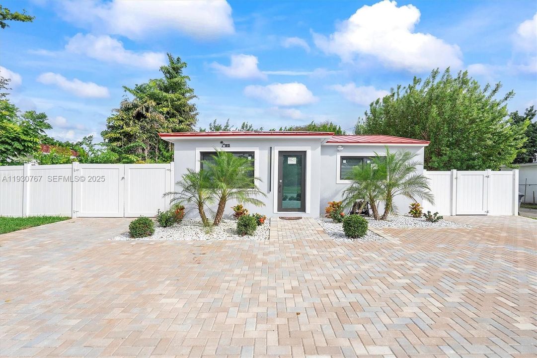 For Rent: $3,500 (2 beds, 1 baths, 932 Square Feet)