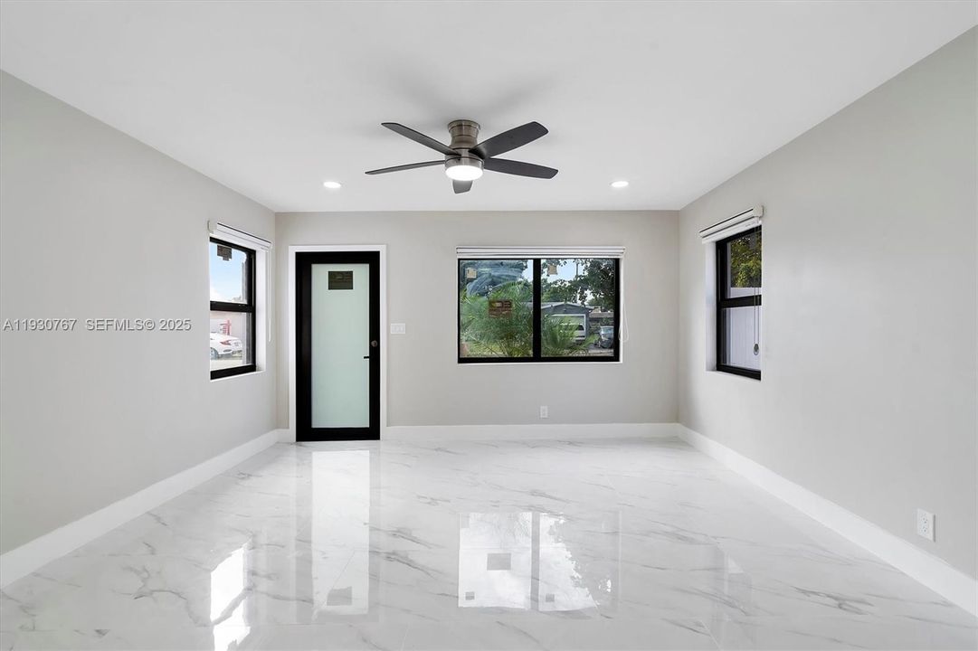 For Rent: $3,500 (2 beds, 1 baths, 932 Square Feet)