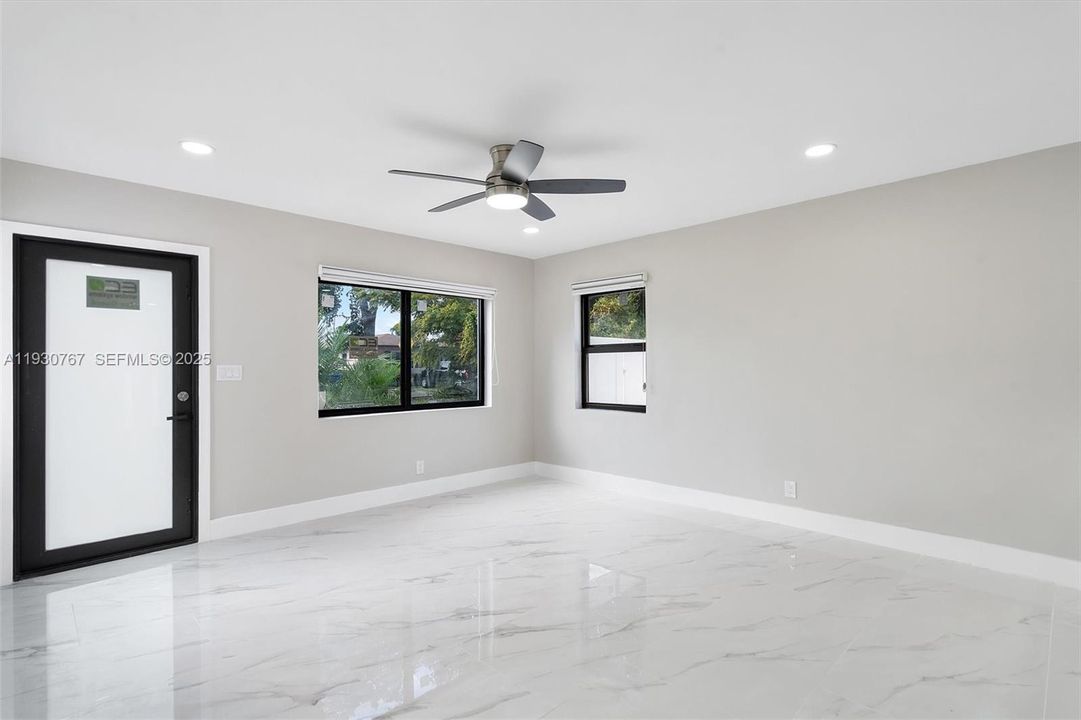 For Rent: $3,500 (2 beds, 1 baths, 932 Square Feet)