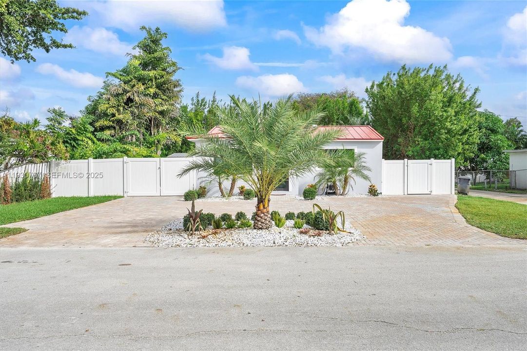 For Rent: $3,500 (2 beds, 1 baths, 932 Square Feet)