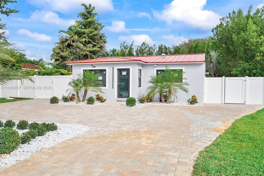 For Rent: $3,500 (2 beds, 1 baths, 932 Square Feet)