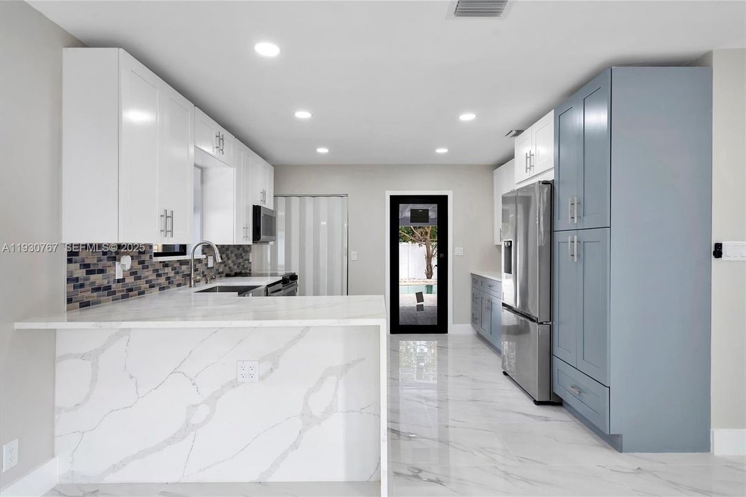 For Rent: $3,500 (2 beds, 1 baths, 932 Square Feet)