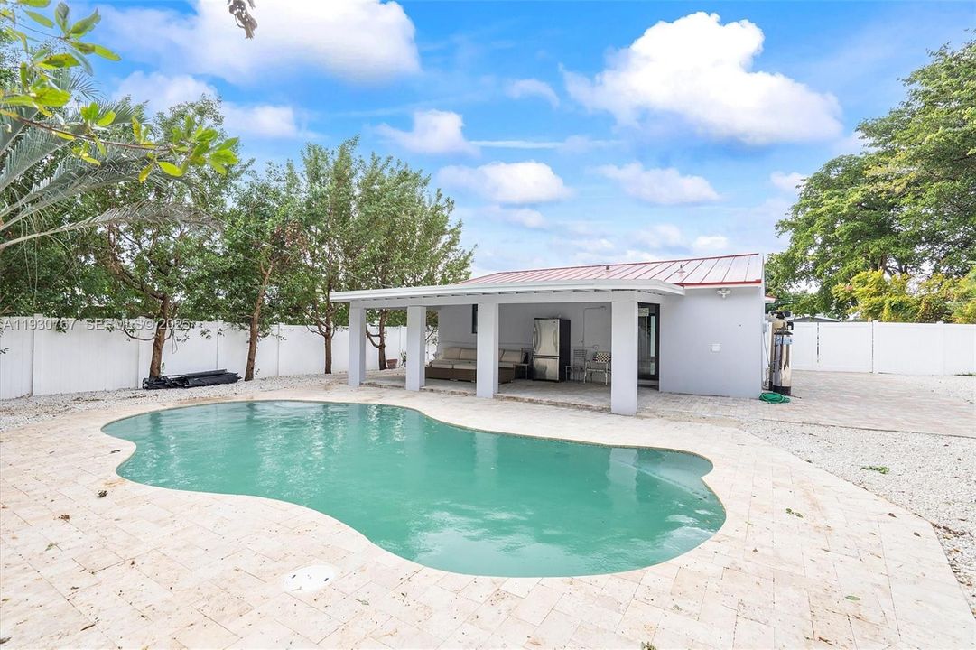 For Rent: $3,500 (2 beds, 1 baths, 932 Square Feet)