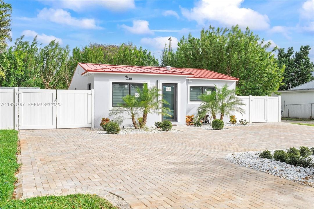 For Rent: $3,500 (2 beds, 1 baths, 932 Square Feet)