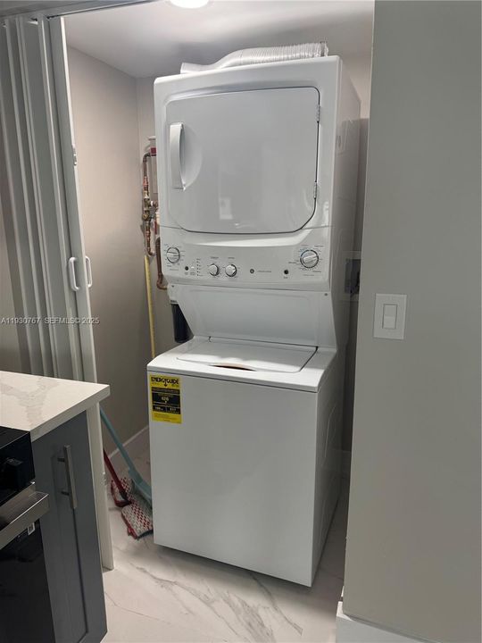 For Rent: $3,500 (2 beds, 1 baths, 932 Square Feet)