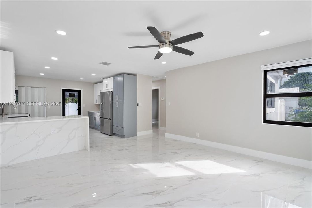 For Rent: $3,500 (2 beds, 1 baths, 932 Square Feet)